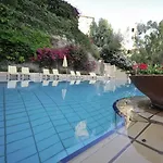 מלון Riis 4*